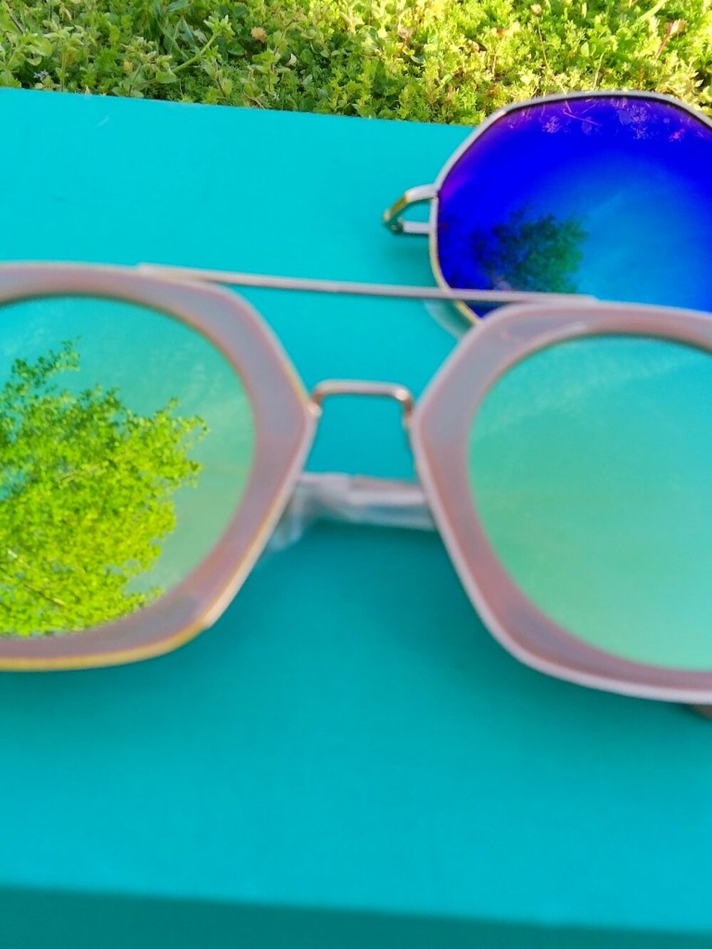 2 PR OF SUNGLASSES NEW IN PK HB